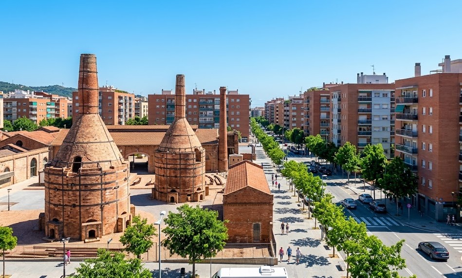 Vistas de las calles residenciales y el patrimonio cerámico y parques del barrio de El Gall en Esplugues